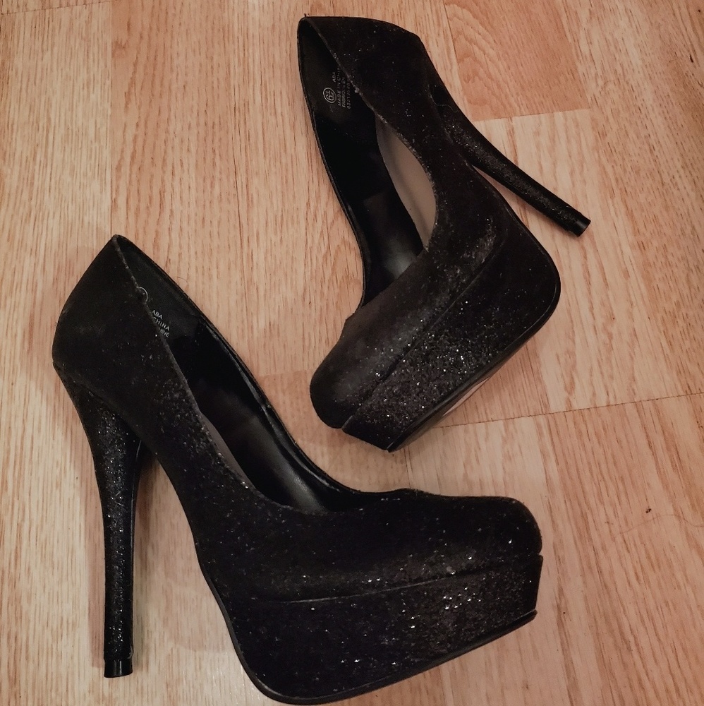 Black glitter pumps 🖤